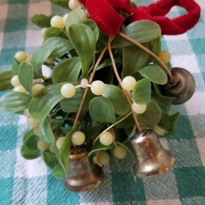 Lot 344: Vintage Plastic Mistletoe & Plastic Snowmen Deco