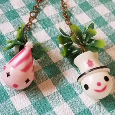 Lot 344: Vintage Plastic Mistletoe & Plastic Snowmen Deco