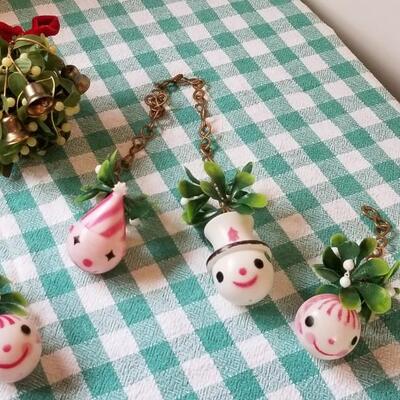 Lot 344: Vintage Plastic Mistletoe & Plastic Snowmen Deco