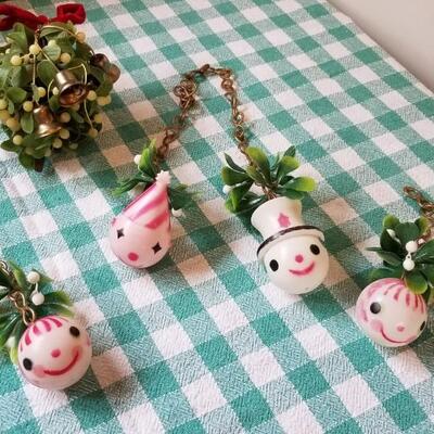 Lot 344: Vintage Plastic Mistletoe & Plastic Snowmen Deco