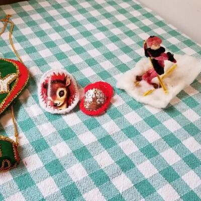 Lot 346: Vintage Christmas Slippers, Joy Air Balloon & Skier