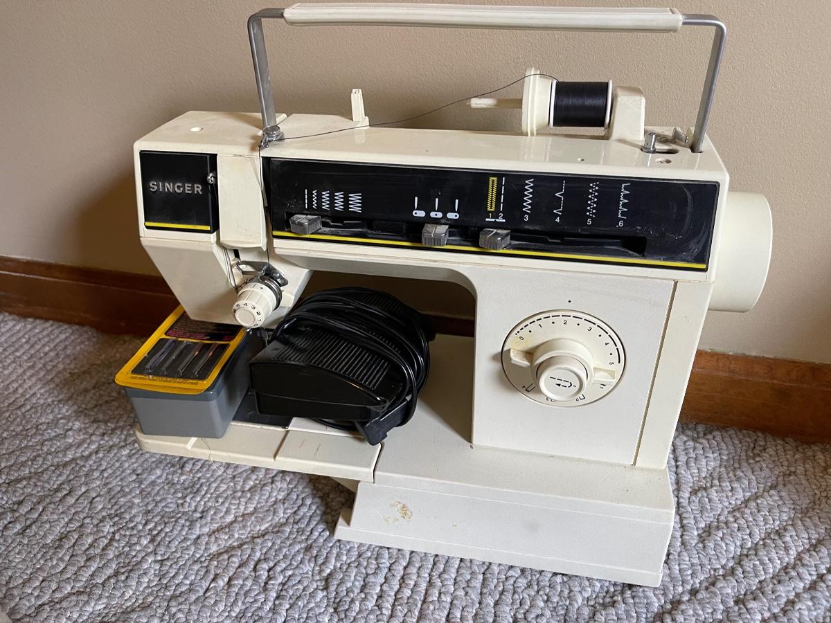 Model 6212C Singer ZigZag sewing machine in case Lot092