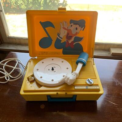 #175 Donald Duck Record Player 45's