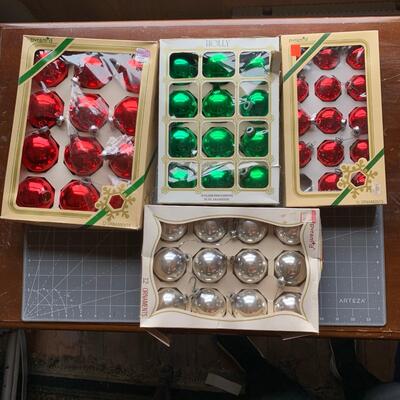 #195 Red, Green & Silver Christmas Bulbs