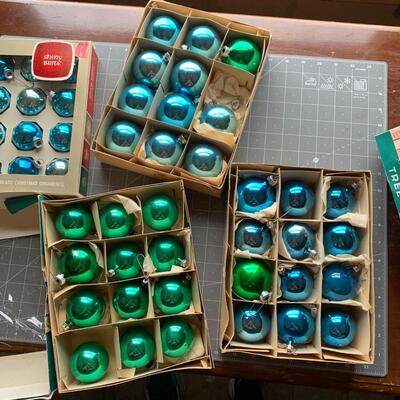 #197 Blue & Green Chrismtas Bulbs