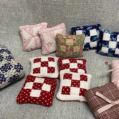Dollhouse Miniatures Throw Pillows and Blankets Lot