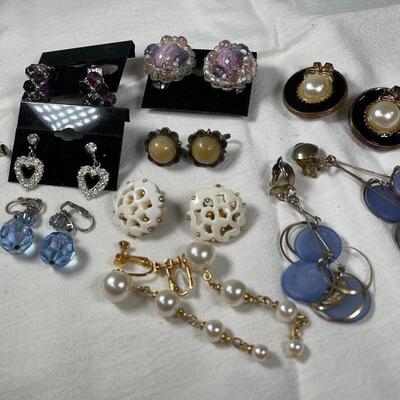 Vintage jewelry, 10 pairs of vintage clip-on earrings