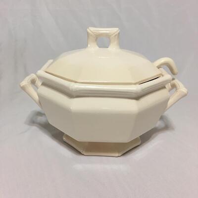 Beautiful Medium Sized Covered Soup Tureen with Glass Ladle 