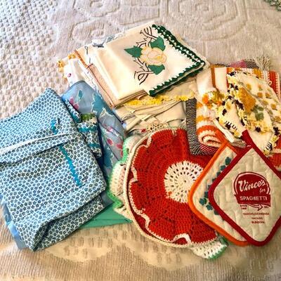 Lot 79 Group Kitchen Textiles Hot Pads Table Cloths Napkin Aprons Crocheted Embroidered