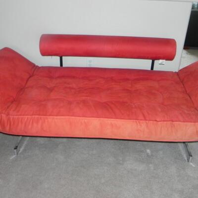 LOT 10   RETRO STYLE  SOFA/FUTON