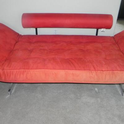 LOT 10   RETRO STYLE  SOFA/FUTON
