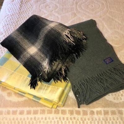 Lot 86 Group 3 Blankets 1 Pendelton Stadium Wool
