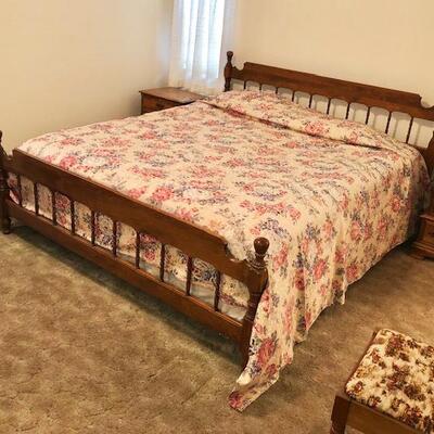 Lot 87 King Size Bed and Bedding Blankets Pillow Floral Cover