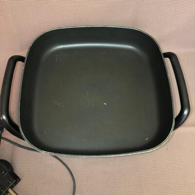 Lot 101 West Bend Electric Covered Fry Pan / Skillet
