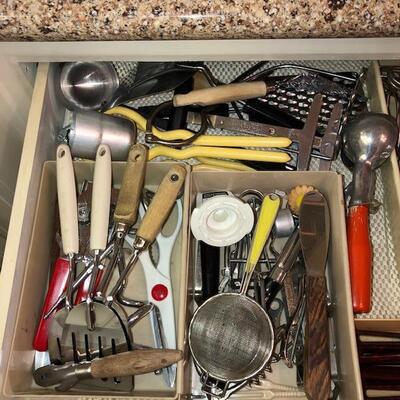 Lot 102 Drawer Full of Assorted Kitchen Utensils Knives Spatulas Scissors 