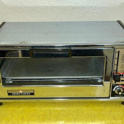 Lot 112 Small GE Toaster Oven