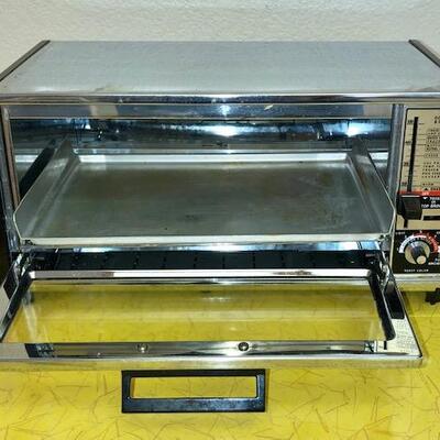 Lot 112 Small GE Toaster Oven