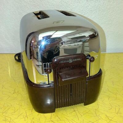 Lot 113 Vintage GE Toaster Chrome & Bakelite Model #159T77 Has Cord