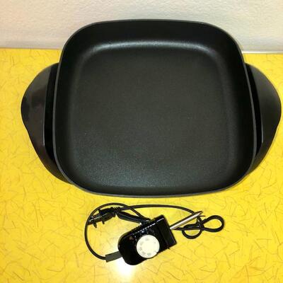 Lot 115 Black & Decker Covered Electric Fry Pan