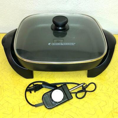 Lot 115 Black & Decker Covered Electric Fry Pan