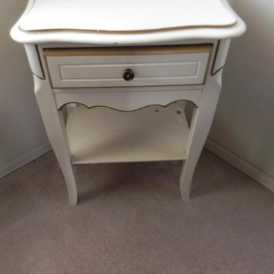 LOT 19   WHITE NIGHT STAND