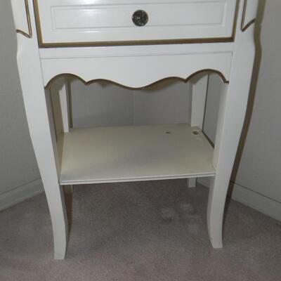 LOT 19   WHITE NIGHT STAND
