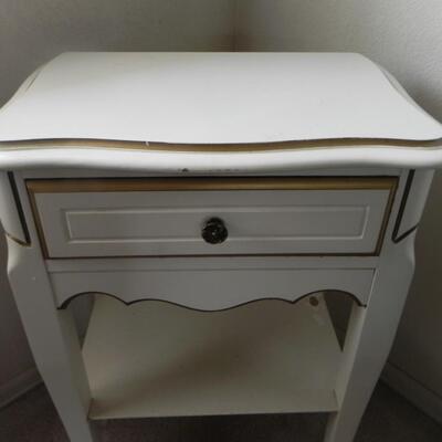 LOT 19   WHITE NIGHT STAND