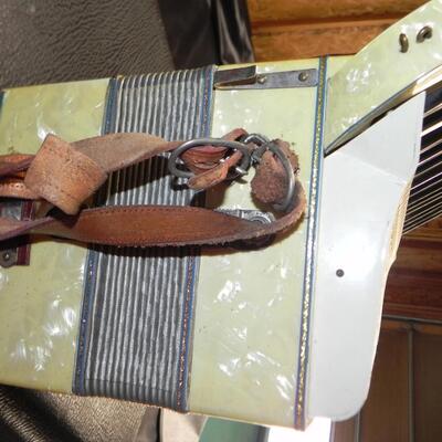 LOT 15  VINTAGE LA TOSCA ACCORDIAN
