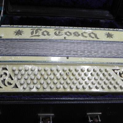 LOT 15  VINTAGE LA TOSCA ACCORDIAN