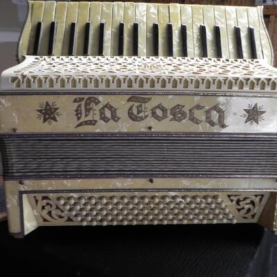 LOT 15  VINTAGE LA TOSCA ACCORDIAN