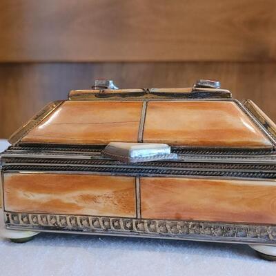 Lot 1: Multi Stone Trinket Box