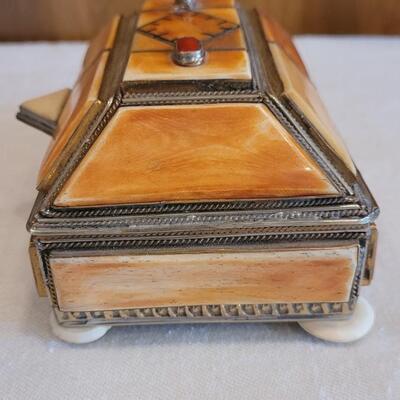 Lot 1: Multi Stone Trinket Box