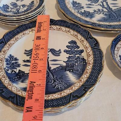 Lot 33: Booths "Real Old Willow" Made in England Dish Set