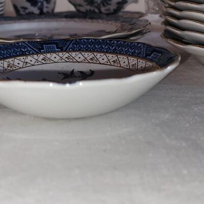 Lot 33: Booths "Real Old Willow" Made in England Dish Set