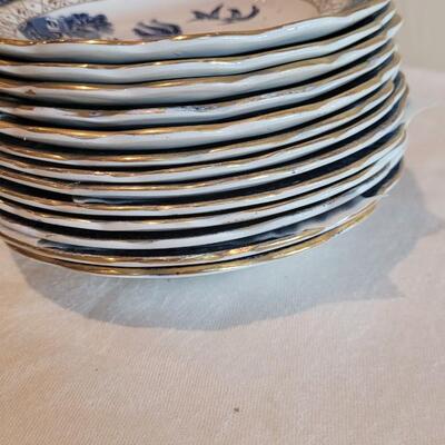 Lot 33: Booths "Real Old Willow" Made in England Dish Set