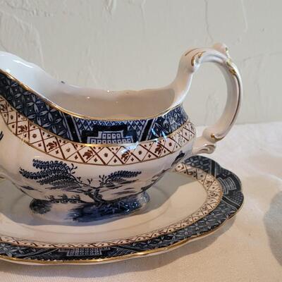 Lot 33: Booths "Real Old Willow" Made in England Dish Set