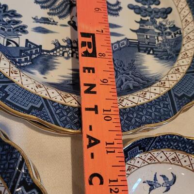 Lot 33: Booths "Real Old Willow" Made in England Dish Set
