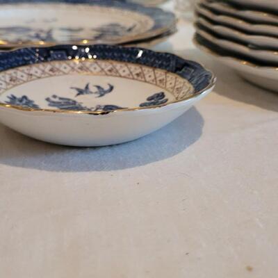 Lot 33: Booths "Real Old Willow" Made in England Dish Set