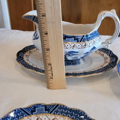 Lot 33: Booths "Real Old Willow" Made in England Dish Set