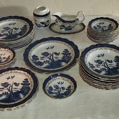 Lot 33: Booths "Real Old Willow" Made in England Dish Set