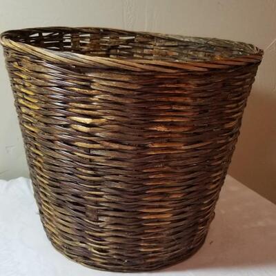 Lot 82: Waste basket 