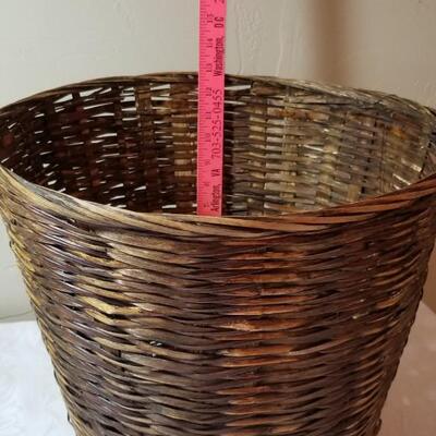 Lot 82: Waste basket 