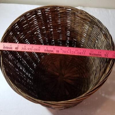 Lot 82: Waste basket 