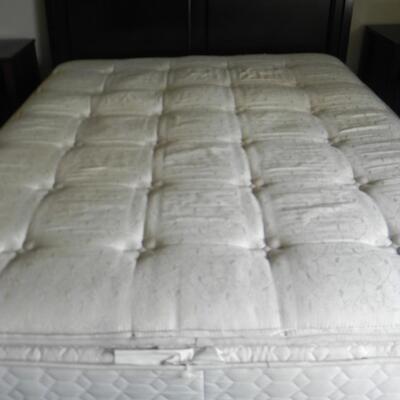 LOT  28  QUEEN BED
