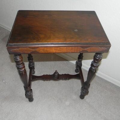 LOT 30 SMALL WOODEN TABLE