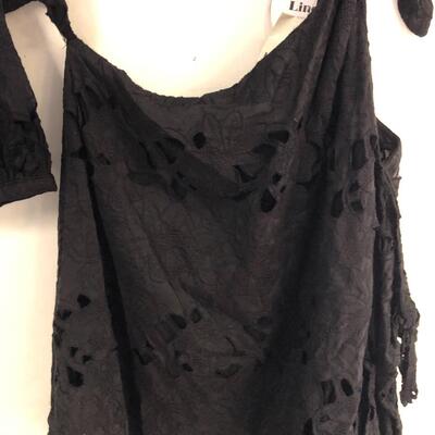 Line Dot cut sleeve top size small 