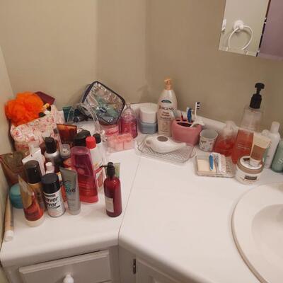 94 - Counter & Cabinet Contents