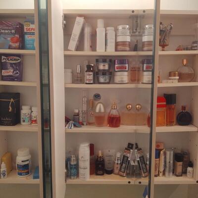95 - Contents of 2 Medicine Cabinets