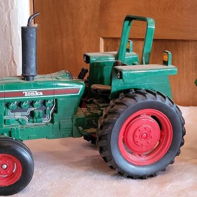Lot 104: Plastic Tonka Tractor Toy & John Deer Toy