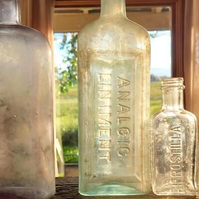 Lot 119: Antique Bottles Lot